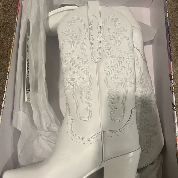 BRAND NEW Dagget Boot in White Combo
Jeffrey Campbell NWT - Picture 8 of 11